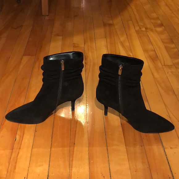 Vince Camuto | Black Suede elegant ankle bootie | 10M - Picture 5 of 10